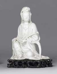 18TH CENTURY A BLANC-DE-CHINE SEATED FIGURE OF GUANYIN